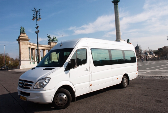 Trasferimento di taxi per l'aeroporto di budapest a città mercedes minibus 21 posti